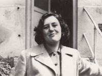 Ludmila Klinkovská, před vstupem do rodinné vily ve Zlíně, nedatováno