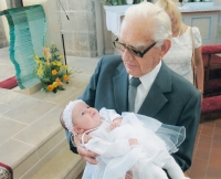 Lubor Linhart s pravnučkou Irenkou na křtinách, kostel v Náchodě, 2012