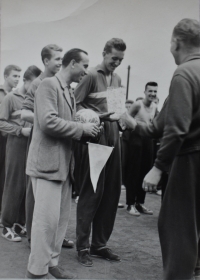 Ladislav Kváča se svým týmem přebírá titul mistra republiky ve volejbalu roku 1958