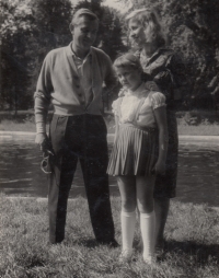 Linhartovi po návratu otce z vězení, koupaliště Hronov