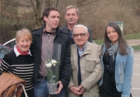 Prarodiče Linhartovi a jejich vnoučata Filip a Magda, druhý manžel pamětnice Richard Erben, Hronov, 2011