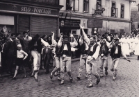 Lubomír Hluštík na vojně v souboru Jasen (první řada druhý zprava), Strakonické slavnosti, 1957
