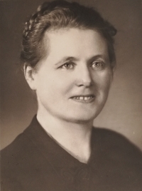 Maminka pamětnice Marie Fiala, duben 1944