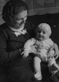 Maminka Marie Vaníčková s Jiřím Vaníčkem v roce 1944