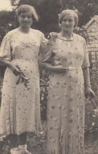 Maminka Zdena Loudová, vlevo, rok 1937