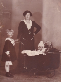 Maminka pamětníka Aloisie Hluštíková s dětmi Růženou a Lubomírem, 1935