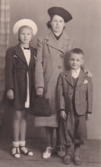 Maminka pamětníka Aloisie Hluštíková s dětmi Růženou a Lubomírem, 1945