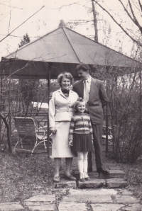 Husband and wife Hluštík with niece in Villa Stiassni, 1959