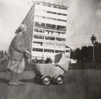 Maria Čachová with her daughter Ylona, Zlín, 1949