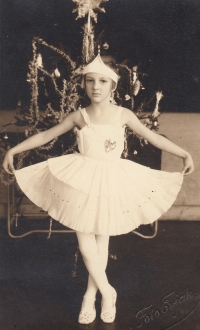 Maria Čachová jako princezna na školní besídce, 30. léta