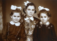 Marta Mezerová (uprostřed) se dvěma sestřenicemi
