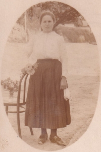 Matka pamětníka Aloisie, rozená Hodumíková, cca 1927