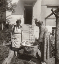 Maria s dcerou Ylonou a maminkou, jaro 1949