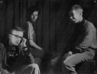Divadelní soubor Zápalka-kabaret Univerzity Palackého Olomouc, Jevgenij Jevtušenko, Andrej Vozněsenskij: Čistý oheň; nahoře zleva Bohuslav Matyáš, Jana Ovčáčková (rozená Zikmundová) a Bohumil Smrčka