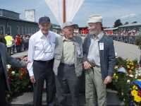 Přemysl Šindelka se spoluvězni Walterem Beckem a Josefem Klatem během výroční pietní akce v Mauthausenu v roce 2009
