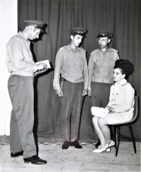 Ochotníci v Nezamyslicích, hra Hypnóza, Matra Mezerová a Leopold Färber (vlevo)