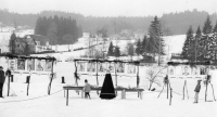 Zimní běžecký závod Jizerská padesátka se od roku 1971 jezdil na počest zahynulých horolezců. Na snímku závodiště v Bedřichově s jejich fotografiemi 