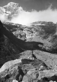 Pomník na místě, kde v roce 1970 pod lavinou zahynulo čtrnáct československých horolezců 