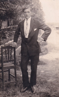 Otec pamětníka Ferdinand Hluštík, cca 1927