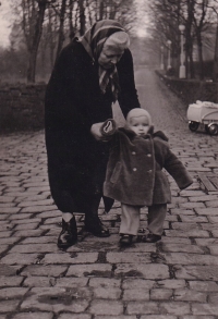 Příjezdová cesta k vile Stiassni, lipová alej. Syn pamětníka s rodinnou přítelkyní (chůvou), 1961