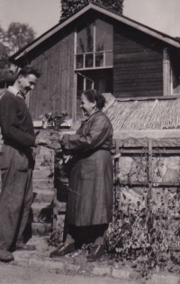 Před skleníkem u vily Stiassni, pamětník s paní Tejkalovou, první polovina 60. let