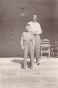 Před vilou Stiassni. Tatínek pamětníka s vnukem od dcery Růženy, 1960