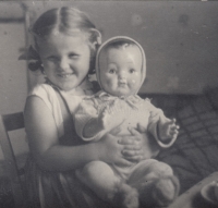 Rita v hronovské chalupě, 1956