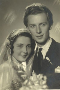 Rodiče Aleše Suka, svatební fotografie, 1. srpna 1945