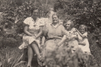 Zleva: teta Ria, babička Ederová, Maria a Lila
