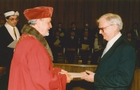 Rektor Univerzity Karlovy prof. Radim Palouš předává J. R. Treterovi diplom docenta církevního práva, 21. 9. 1993, Praha