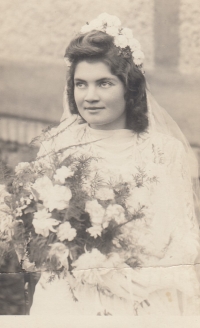 Svatební foto maminky Zdeny Loudové, 1943