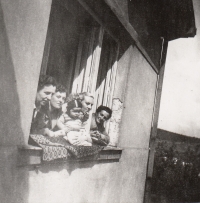 Všechny ženy v okně vily Na Výsluní, zprava: maminka, pamětnice s dcerou, sestra, teta Ria Hüblová, asi 1949