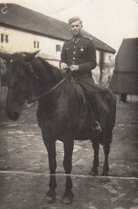 Tatínek Jaroslav Louda při mobilizaci na Dědkově, 1938
