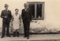Tatínek Jaroslav Louda s rodiči na Dědkově, rok 1935