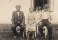 Tatínek s rodiči před statkem na Dědkově, 1925