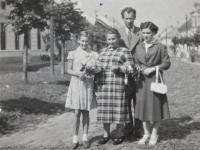 Rodina v Nezamyslicích. Marta Mezerová úplně vpravo, vzadu bratranec Leopold Färber