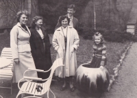 Ve vile Stiassni. Zleva manželka Eva, sestra Růžena, tchyně, Lubomír Hluštík, neteř, 1959