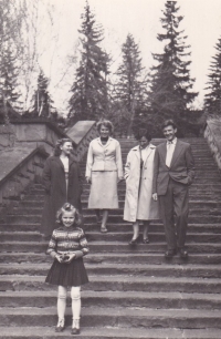 Na schodech k bazénu vily Stiassni. Zleva sestra Růžena, manželka Eva, tchyně, Lubomír Hluštík, v popředí neteř, 1959