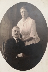 Wenzel a Marie Fialovi, rodiče pamětnice, zřejmě 20. léta 20. století