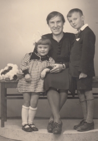 Teta Anežka Kaválková a pamětníkovi sourozenci Martin a Věra Jungovi, Pavlišov, 1946 