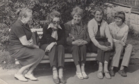 Babička Židová, sestřenice Kateřina, maminka Irena, teta Dáža a Rita v hronovském parku, 1967