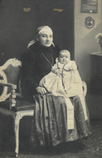 Babička Julie Steblová s malou maminkou Edity Krystýnkové