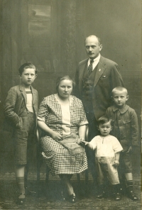 Kamila a Emil Šindelkovi kolem roku 1927 se svými třemi syny: Ctiradem, Daliborem a Přemyslem