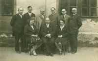 Emil Šindelka (druhý zleva nahoře) s kolegy učiteli v roce 1929