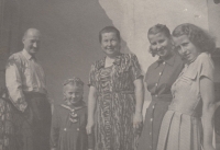 Prarodiče Židovi, jejich malá schovanka Lidunka, maminka Irena s tetou Dážou, Zbečník, 1945