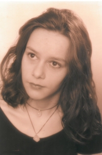Maturitní fotografie Lindy Tomaščik z roku 1996