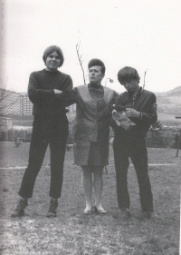 Zdeněk Holeček (první zleva) s maminkou Boženou a bratrem Ottou, Sokolov, 70. léta