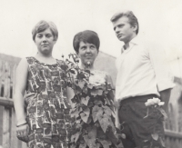Uprostřed pamětníkova budoucí manželka Stanislava Sládečková se svým bratrem a sestřenicí, Babí u Náchoda, jaro 1968
