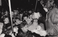 Koncert pro politické vězně v Praze, který se uskutečnil 19. prosince 1989. Veselani přivezli bochníky chleba, ve kterých byly zapečené pilníky