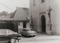 Kostel a dům č. 66 v Popicích, který byl rodině odebrán